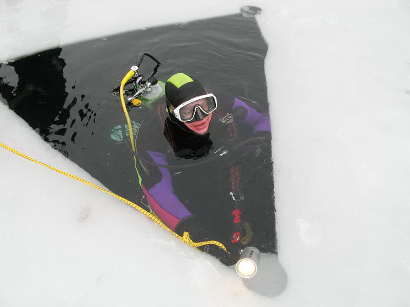 Taucher im Eisloch.