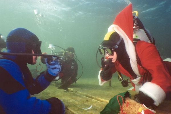 Weihnachtsmann bei der Beschehrung